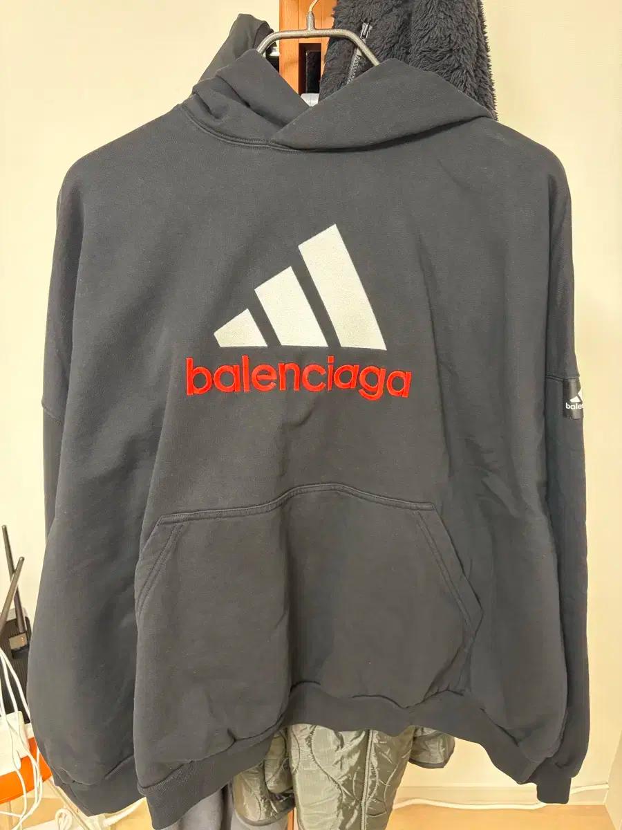 발렌시아가 아디다스 후드