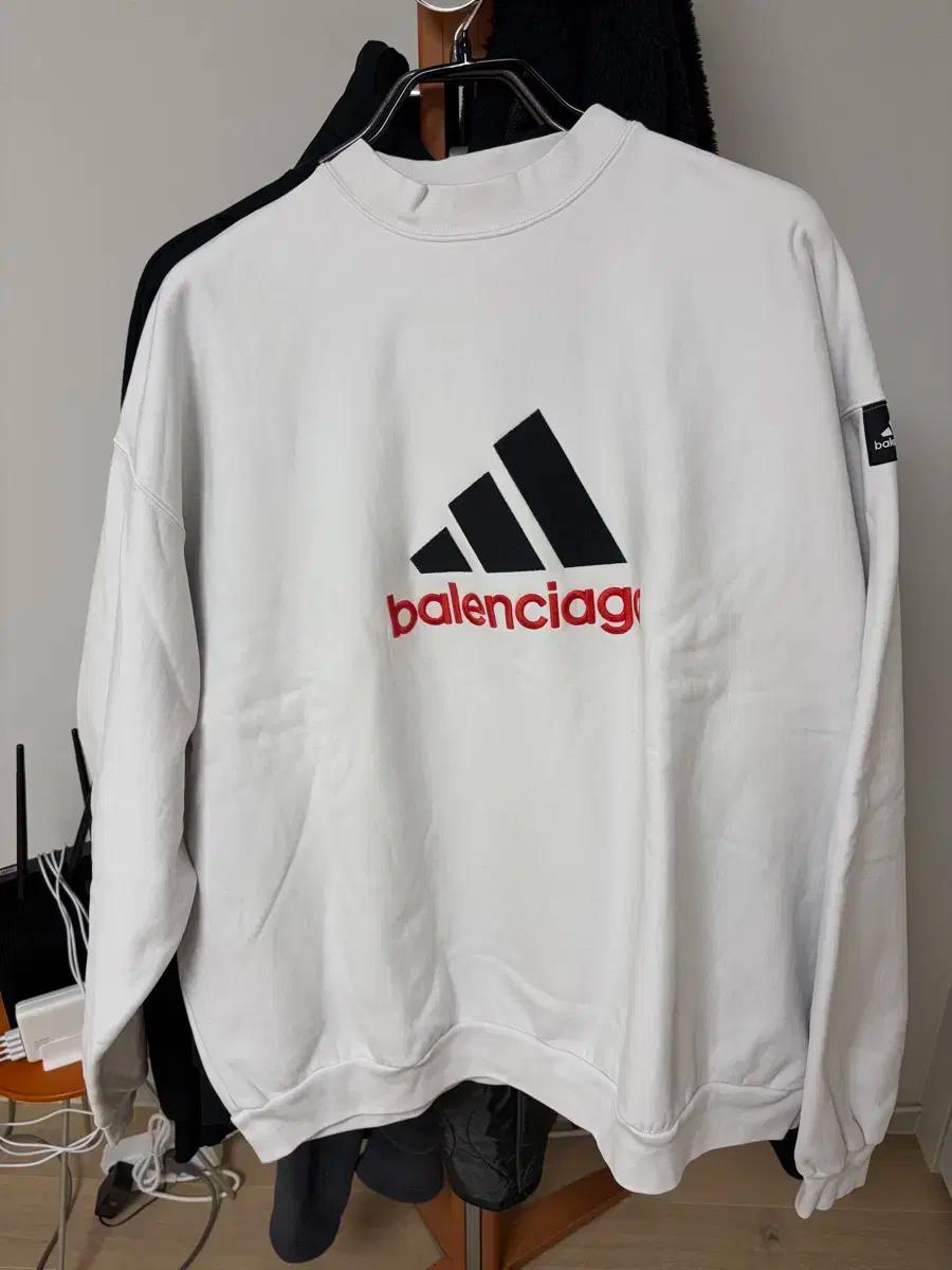 발렌시아가 아디다스 맨투맨