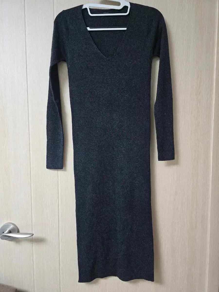 V넥 니트 롱 원피스 차콜색