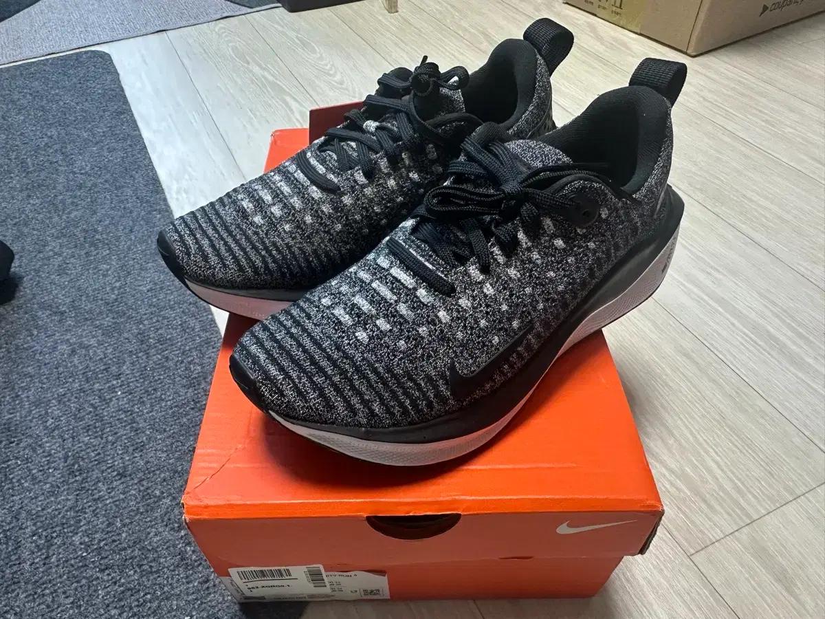 나이키 인피니티런 4 240 새상품