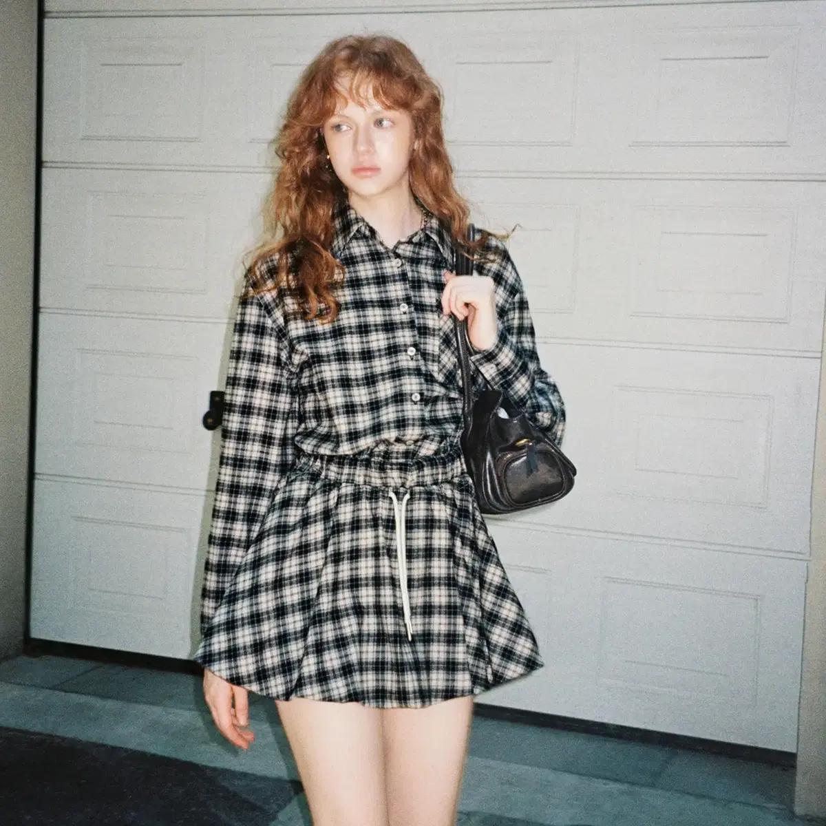 UENA 레트로 체크 레터 자수 롱슬리브 셔츠 원피스