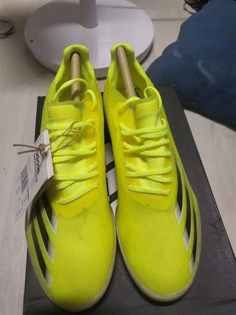새상품(정품)아디다스 X 고스티드.1 TF 형광 축구화 250mm