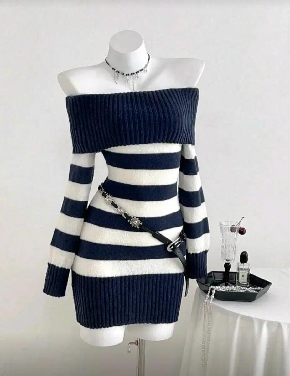 오프숄더 스트라이프 긴팔 니트 원피스 판매 (새상품)