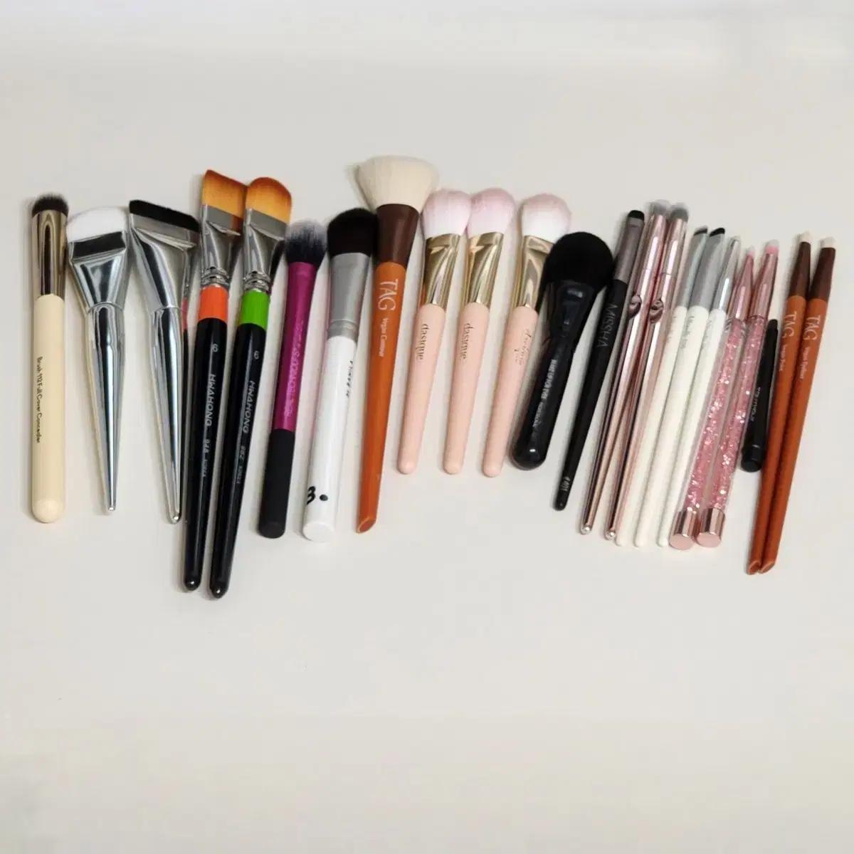 브러쉬 에뛰드 필리밀리 화홍 태그 미샤 토니모리 다이소 바닐라코 데이지크