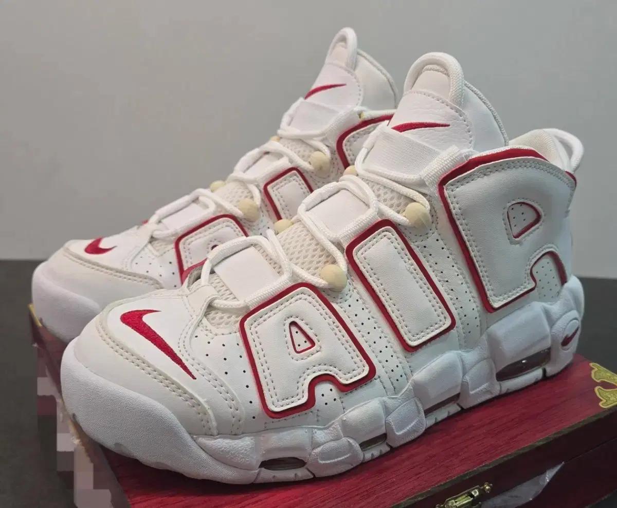 나이키 에어 모어 업템포 흰빨 운동화