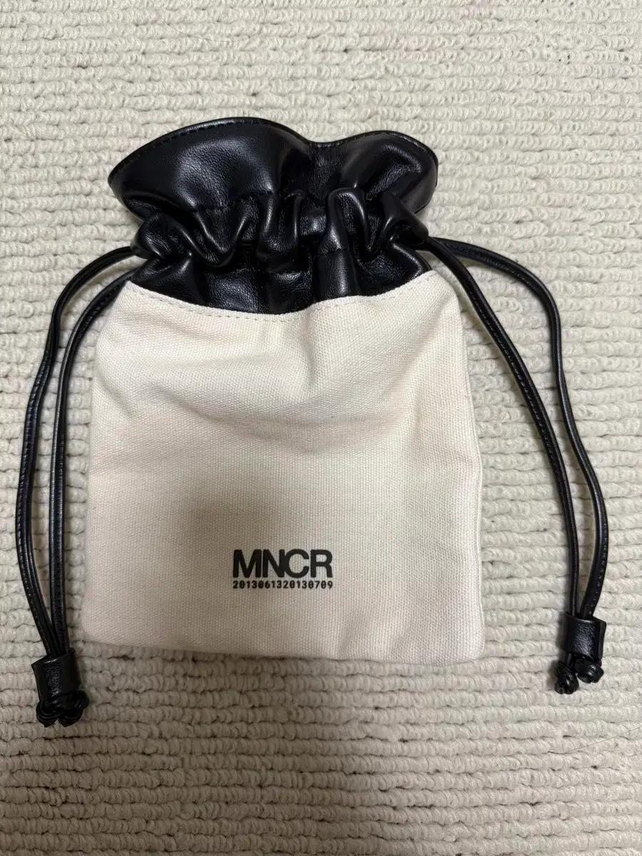 BTS 방탄소년단 모노크롬 MNCR 파우치