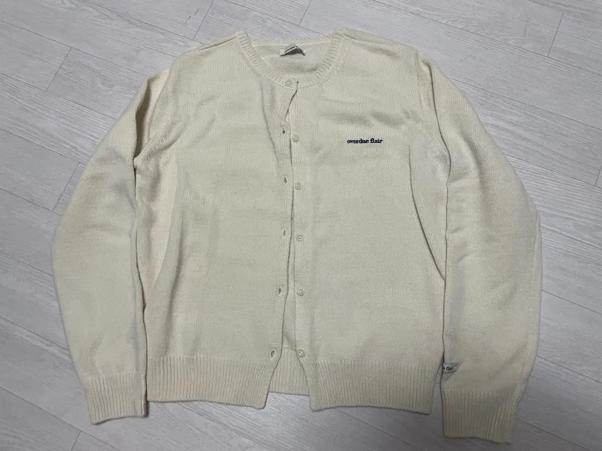 overdue flair 아이보리 가디건