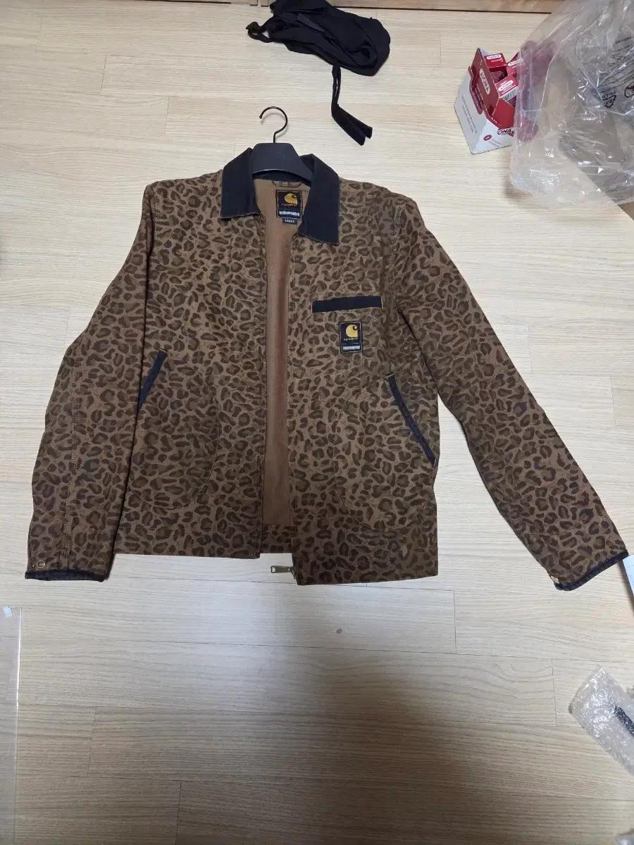 칼하트 네이버후드 디트로이트 레오파드 자켓 (L)