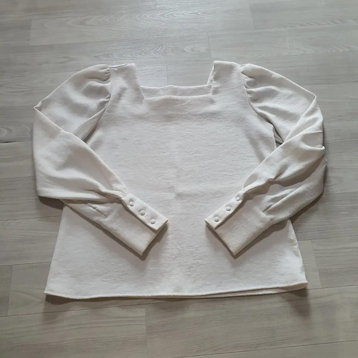 화이트 스퀘어넥 퍼프 블라우스 더블코코제이 콩단추 긴팔 아이보리 소매 셔