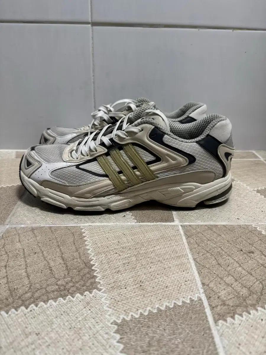 아디다스 리스폰스 260-265 사이즈