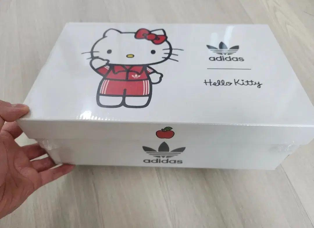 새상품) 아디다스 x 헬로 키티 가젤 화이트 레드 250 팝니다.