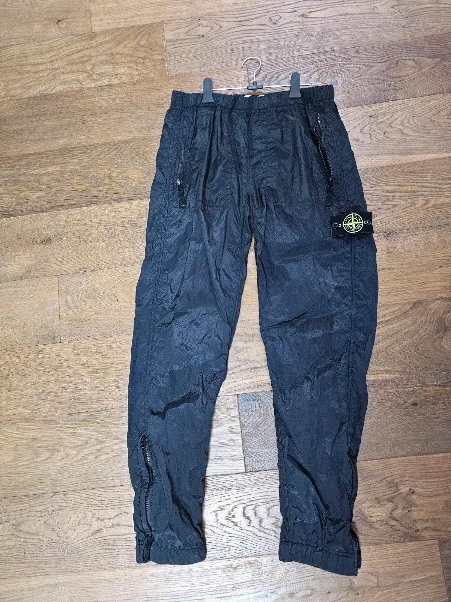 18FW 스톤아일랜드 나일론 팬츠 블랙 M