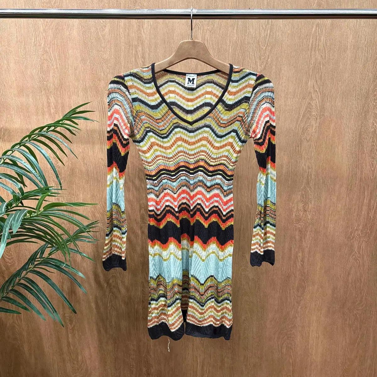 미쏘니 브이넥 니트 미디 원피스 지그재그 스트라이프 패턴 슬림핏 브라운