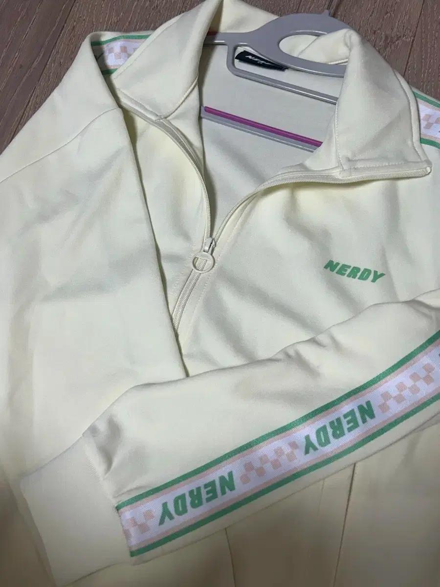 널디 체커보드 테이프 트랙탑 라이트 옐로우 XS