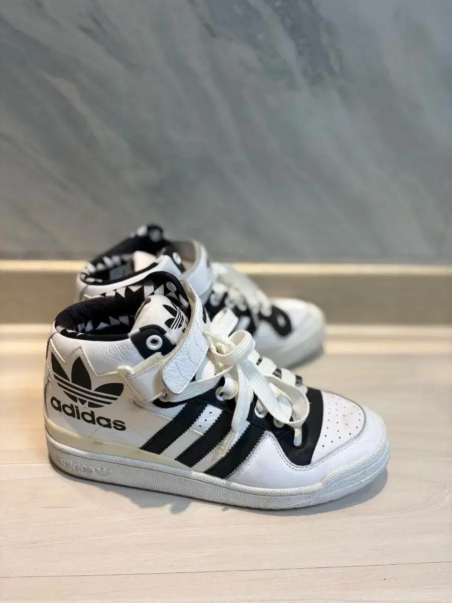 아디다스 포럼 로우 흰검 하이탑 스니커즈