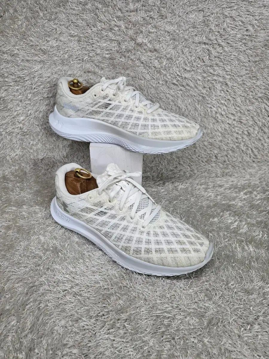 구제짱짱맨 265 언더아머 플로우 벨로시티 윈드2 런닝화