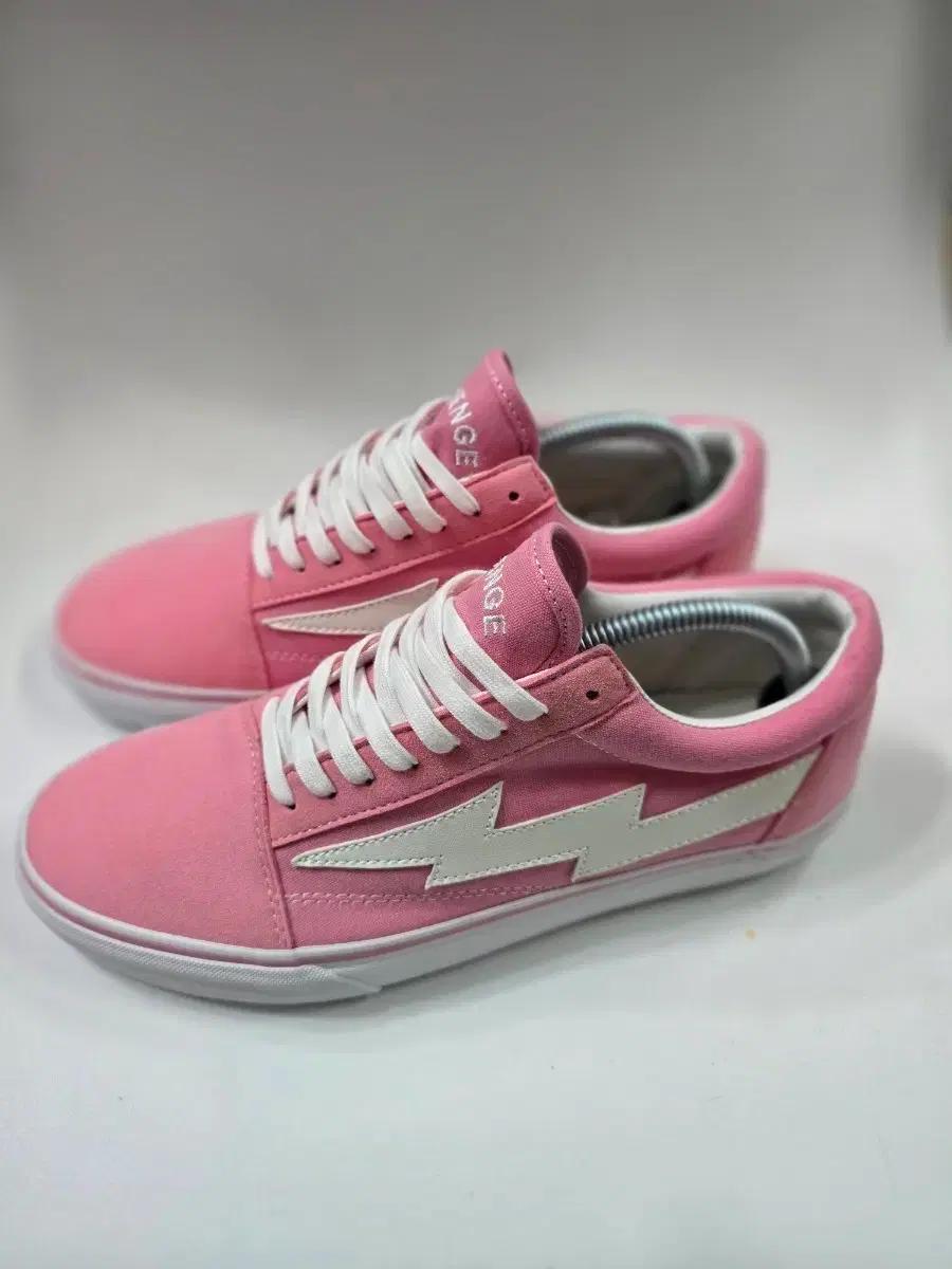 Revenge X Storm 핑크 스니커즈.