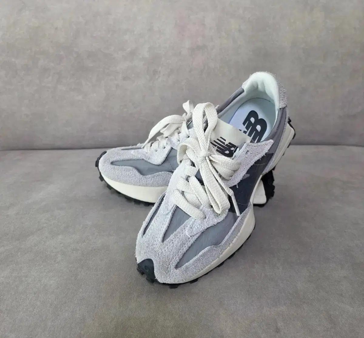 미착용>국내 매장 정품 뉴발란스 327 남여공용 그레이 230사이즈