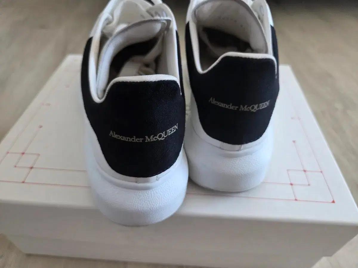 알렉산더맥퀸 오버솔 스니커즈 블랙탭