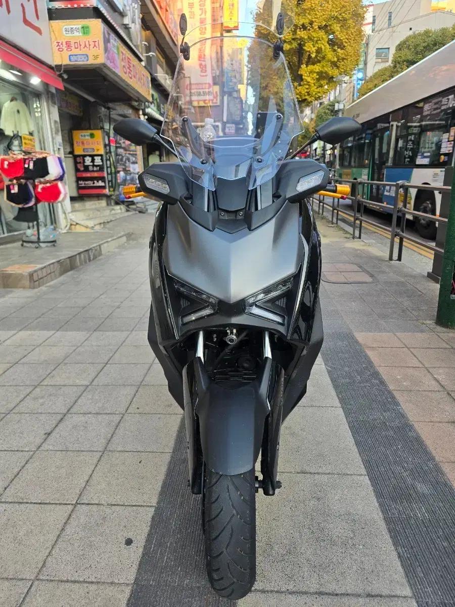 야마하 XMAX300 25년식 페리 모델 블랙 색상