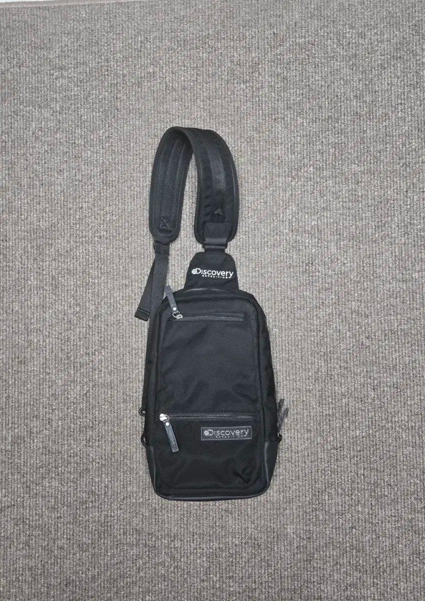 디스커버리 익스페디션 슬링백 블랙