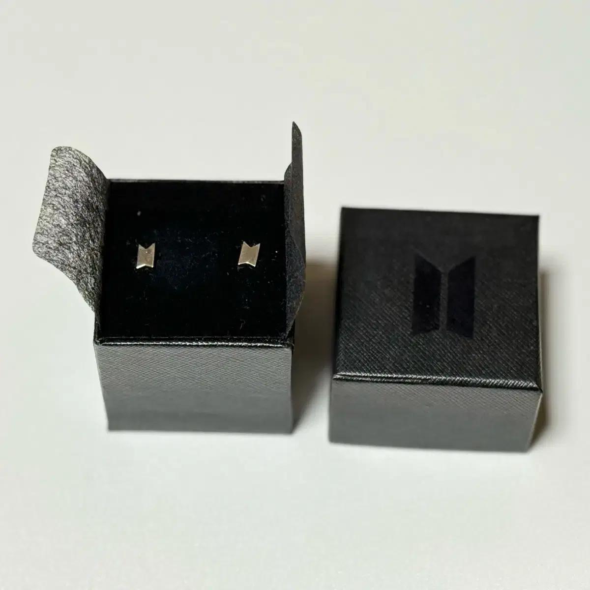 BTS Logo 방탄 로고 귀걸이 earring 미사용 판매
