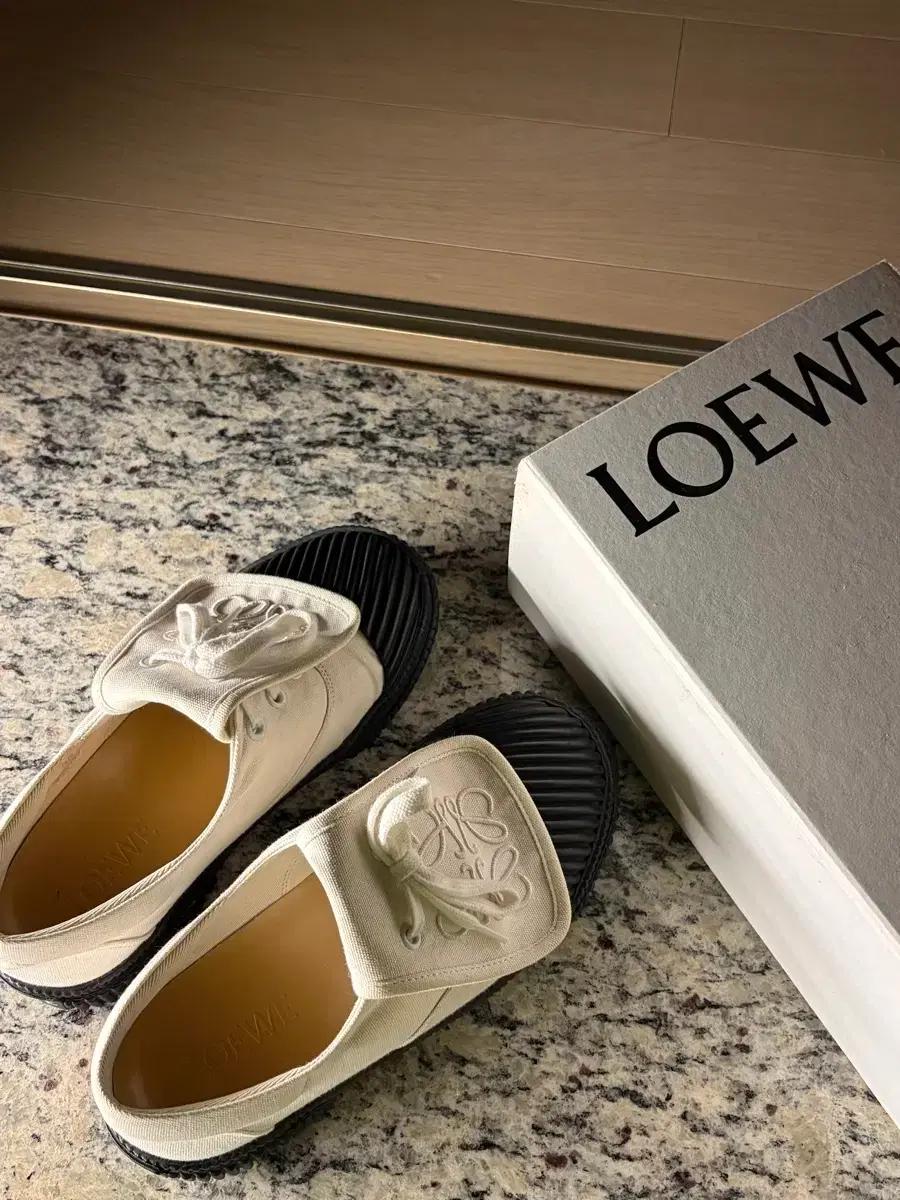 로에베 아나그램 스니커즈 35사이즈