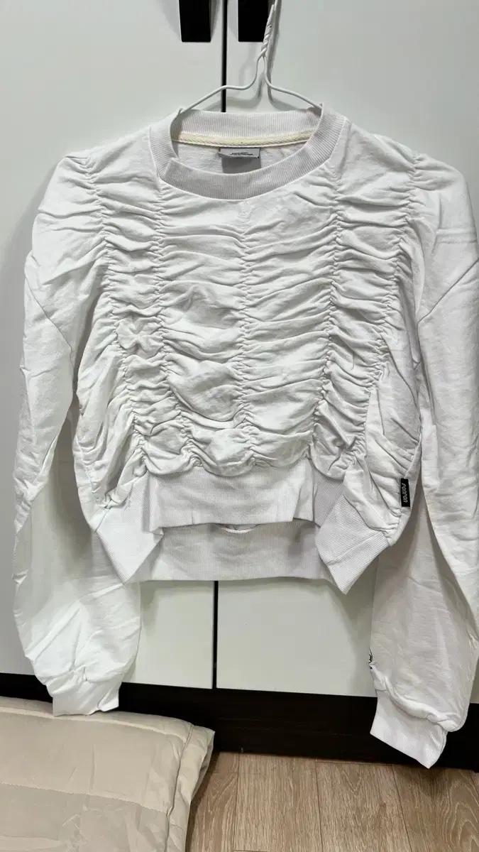 론론 화이트 셔링 크롭 맨투맨