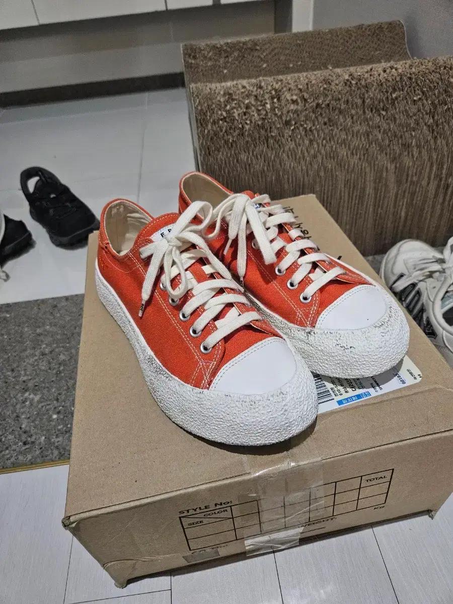 ept이피티 오렌지색 스니커즈