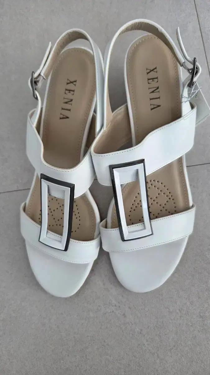 최저가)네고가능)XENIA 제니아 화이트 샌들힐 브랜드 브렌드구두 여성용
