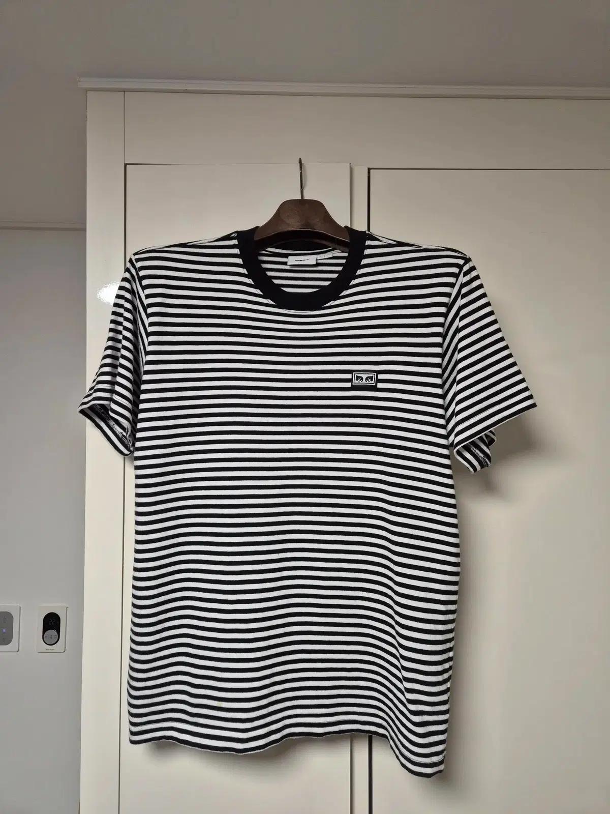 OBEY(오베이) 스트라이프 로고 반팔 티셔츠 L