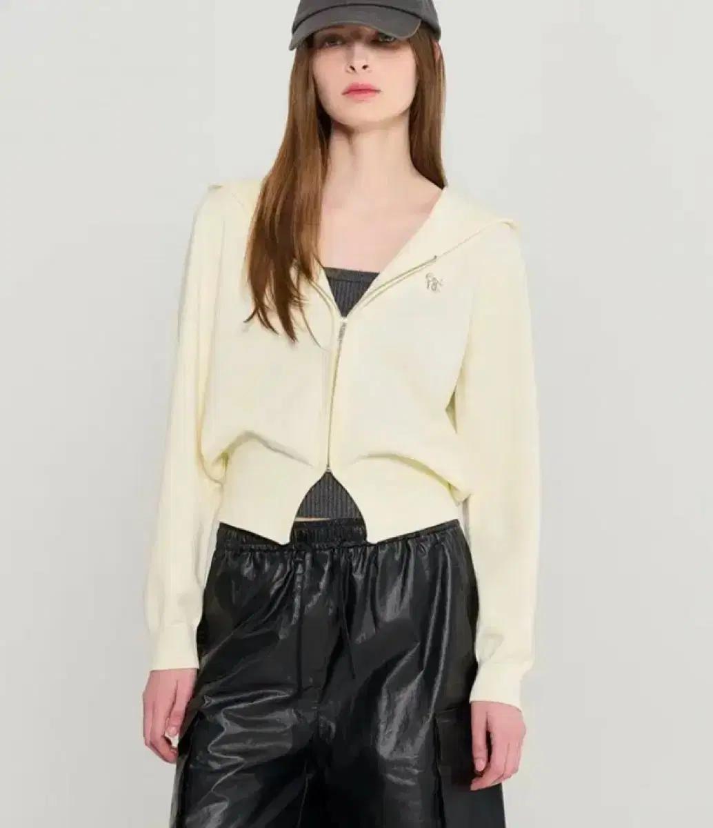 제너럴아이디어 후드 집업 아이보리 색상