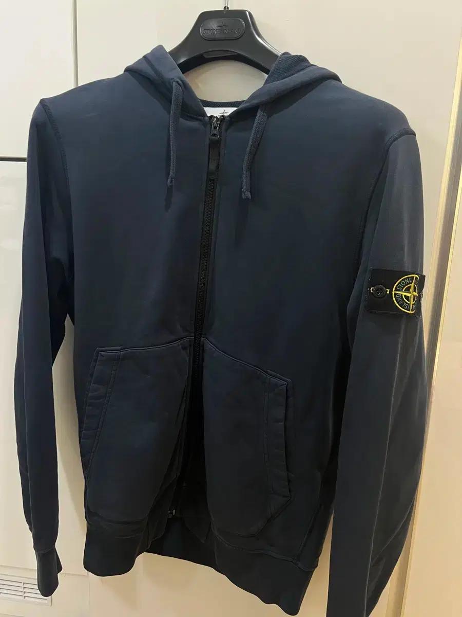 스톤아일랜드 24ss 네이비스웻후디집업 M