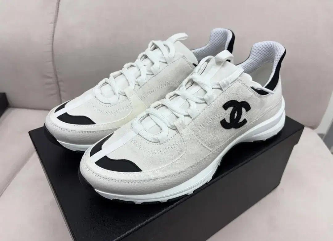 [백화점풀셋]25년 샤넬 스웨이드 스니커즈 화이트 블랙 로고 남성/여성