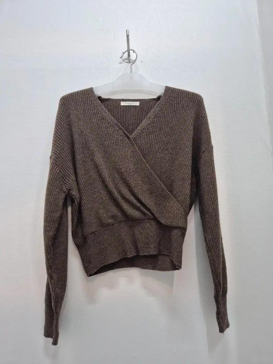 랩 디자인 니트 브라운 컬러