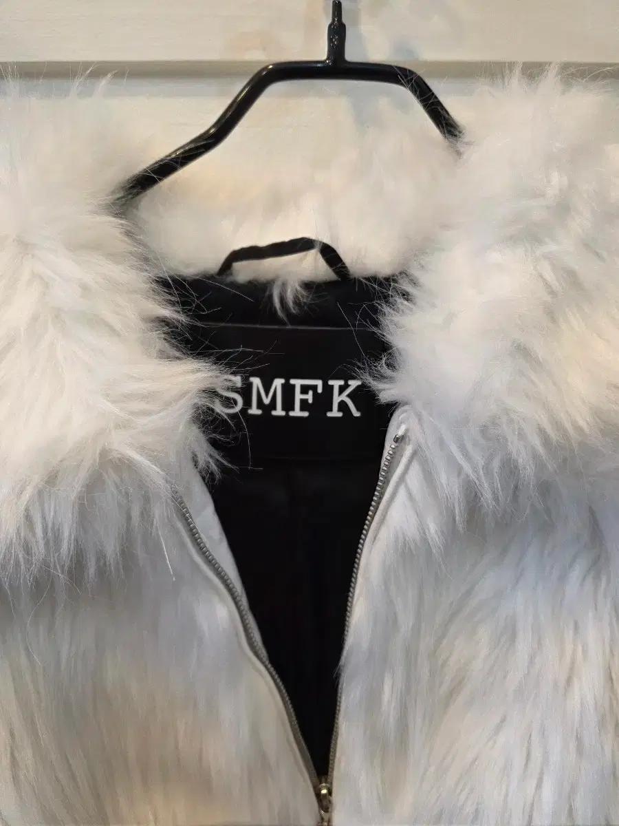 SMFK 화이트 페이크 퍼 후드 집업