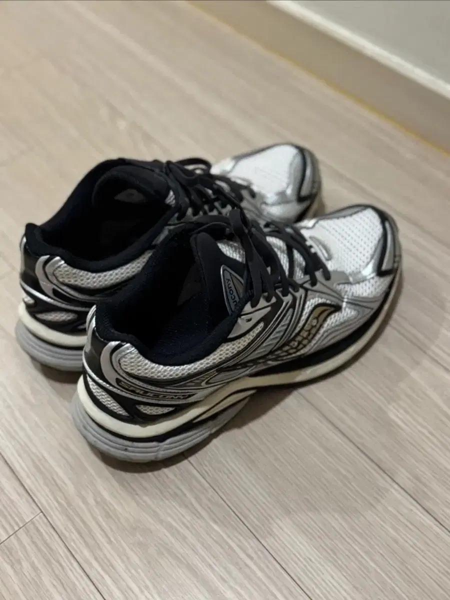 Saucony 써코니 러닝화 255mm
