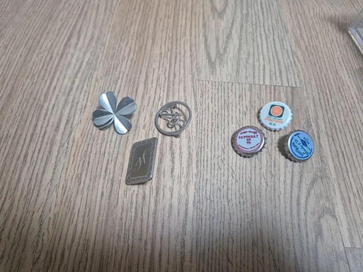 STU 병뚜껑 브로치 외 일괄