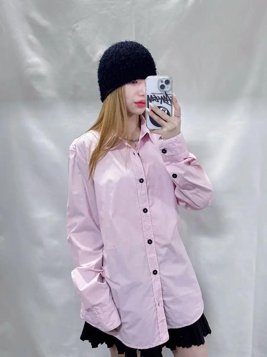 스톤아일랜드 뮤트핑크 스펠로고 솔리드 셔츠