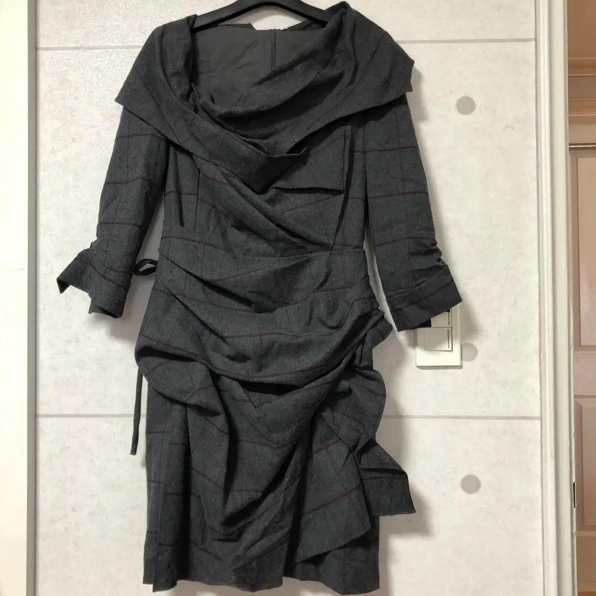 봄빅스엠무어 럭셔리 셔링 원피스 결혼식 하객룩 비비안웨스트우드