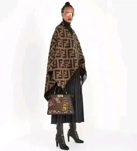 FENDI 펜디 양모 판쵸 숄