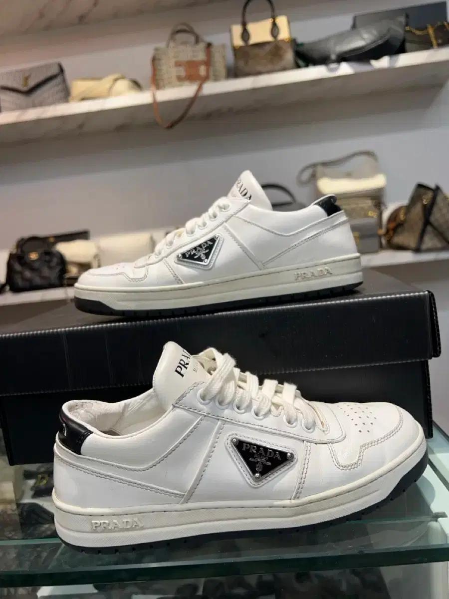 (36) 프라다 다운타운 삼각로고 스니커즈 화이트 여성