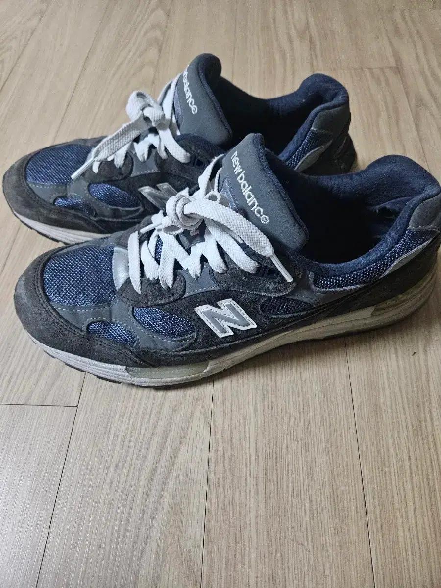 뉴발란스 992 네이비 스니커즈