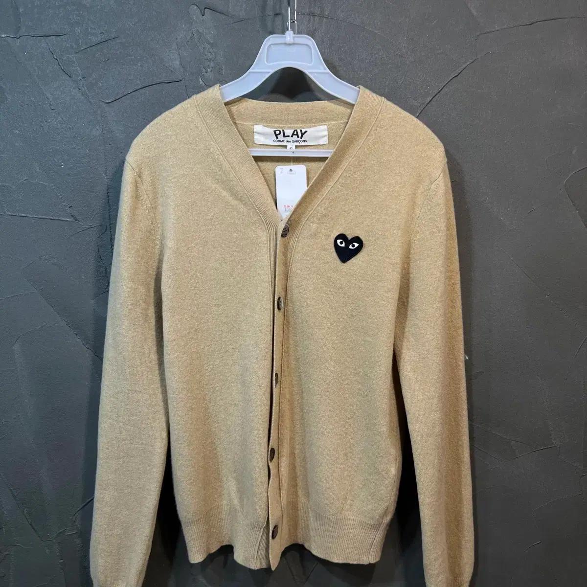 [S] COMME des GARCONS Play 와펜 가디건