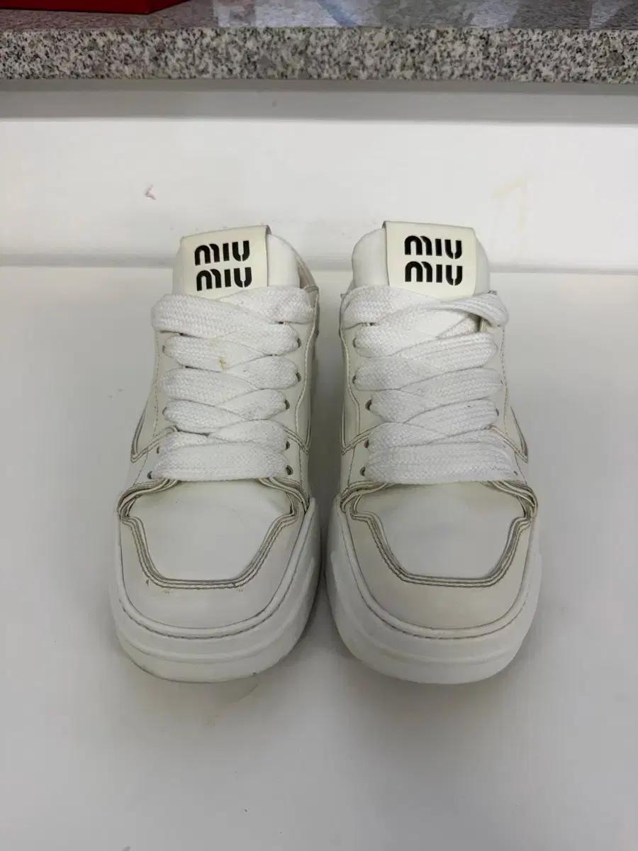 정품) 미우미우 로고 레더 스니커즈 37.5