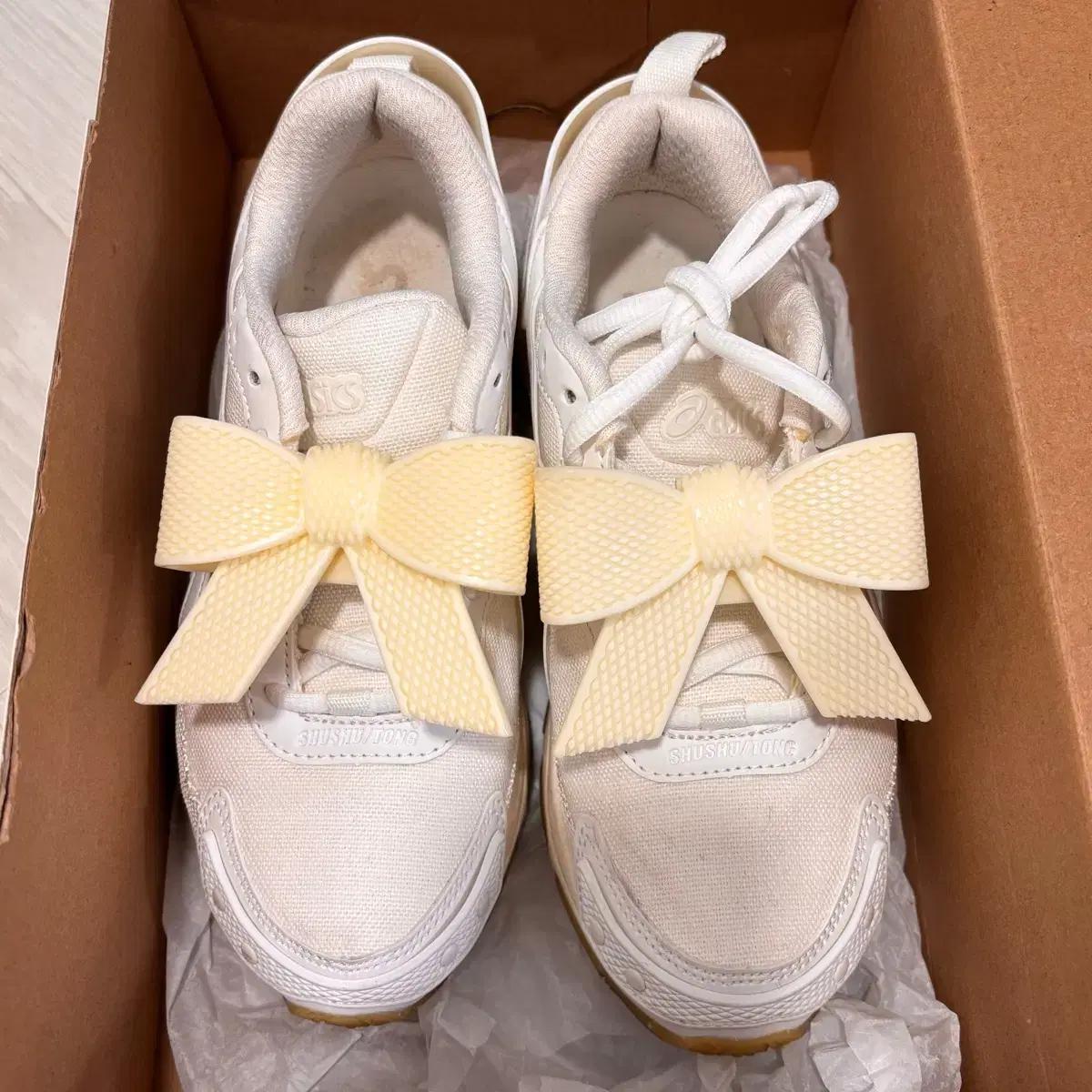 슈슈통 아식스 리본 스니커즈