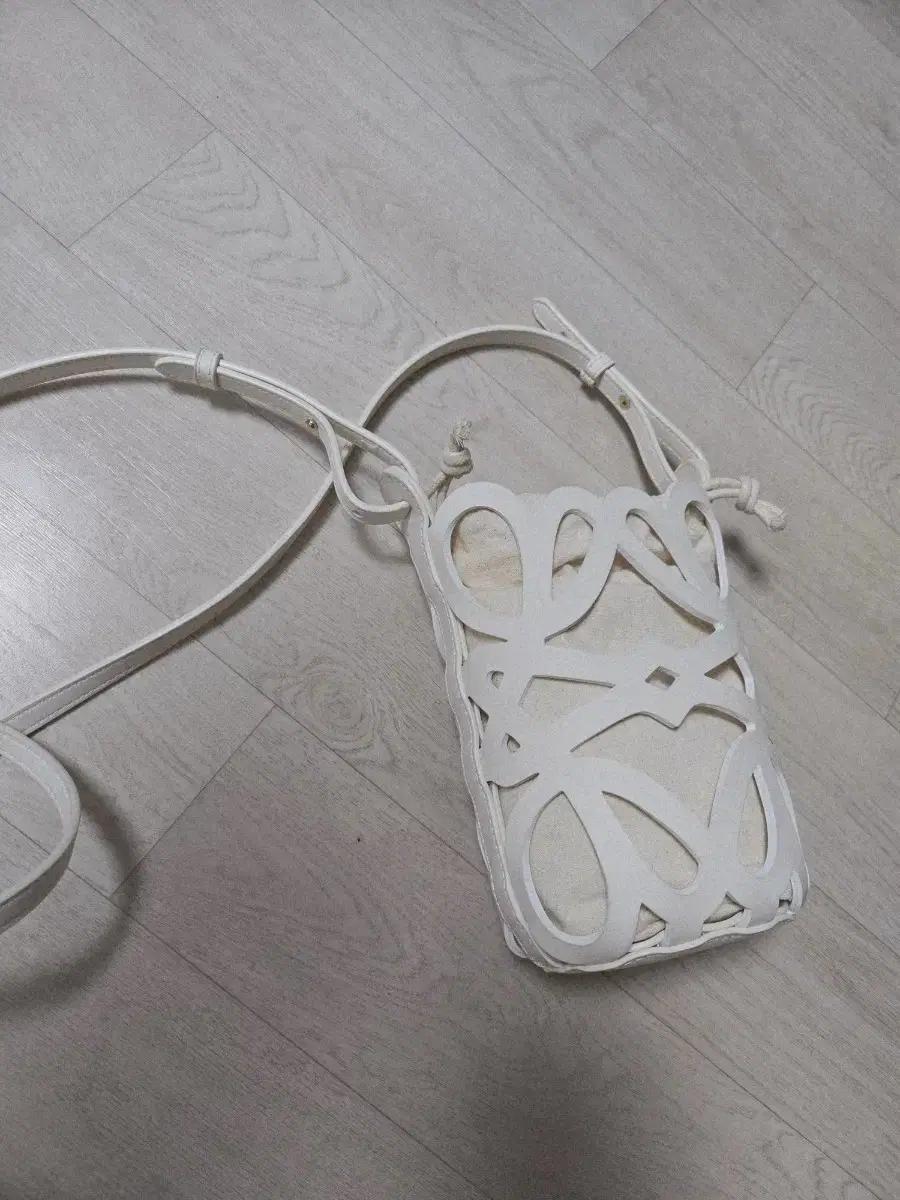 로에베 아나그램 컷아웃 포켓 크로스백