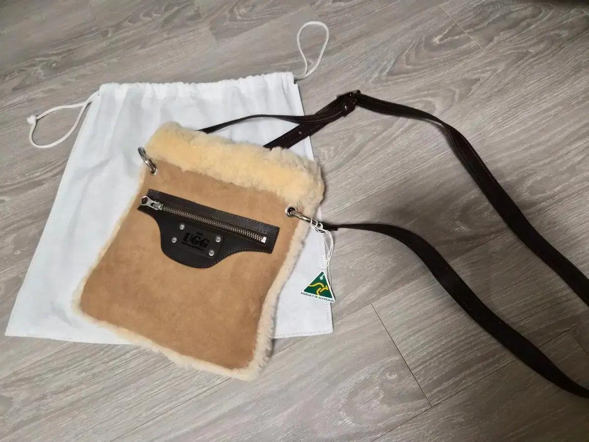 (새상품) UGG 어그 양털 미니 크로스백