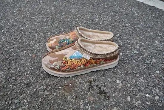 어그 x 팔라스 Ugg x Palace 타스만 슬리퍼 체스트넛 260