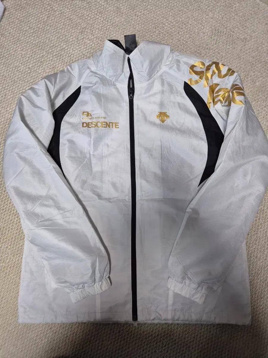 데상트 화이트 바람막이 자켓